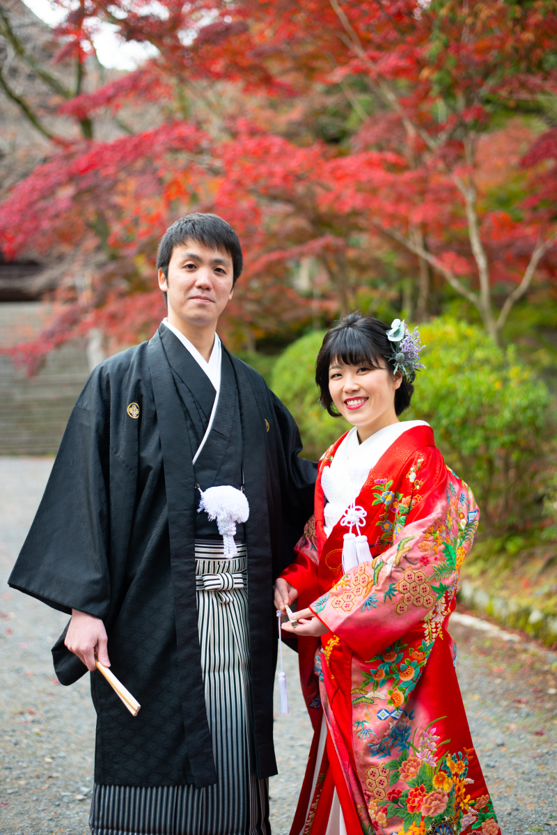 もみじをバックに撮影