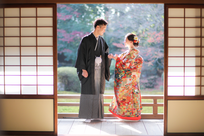 隨心院の和室から庭園をバックに撮影です