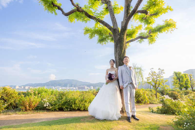 青空を見ながらポージング
