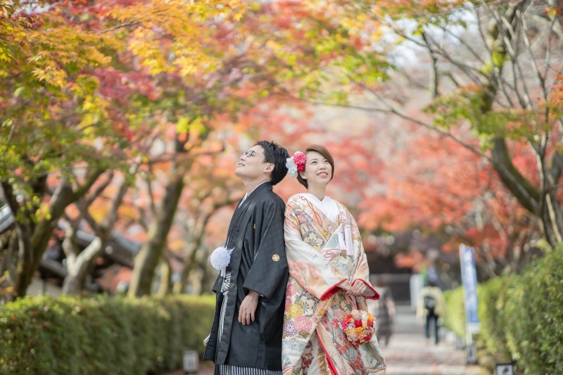 西教寺の参道でもみじをバックに撮影