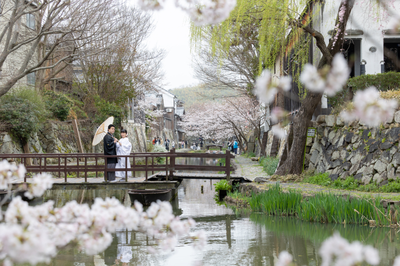 八幡堀のメインの橋の上で・・・
