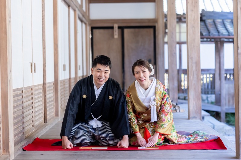 正座ポーズで『ハイ！チーズ』