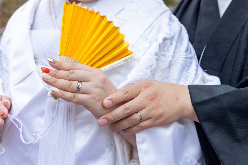 衣裳に合わせた指先のネイルが目をひきます