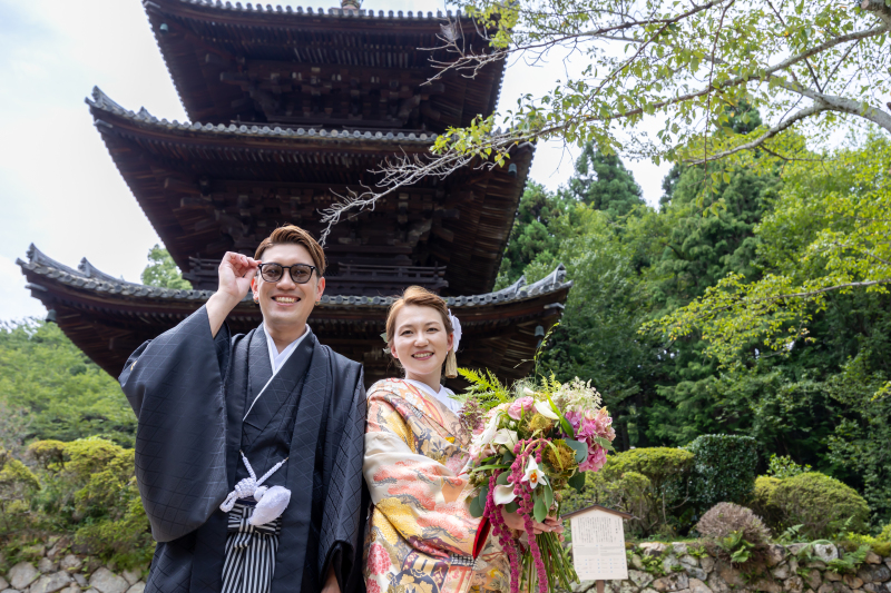 お気に入りのサングラスを片手にハイポーズ