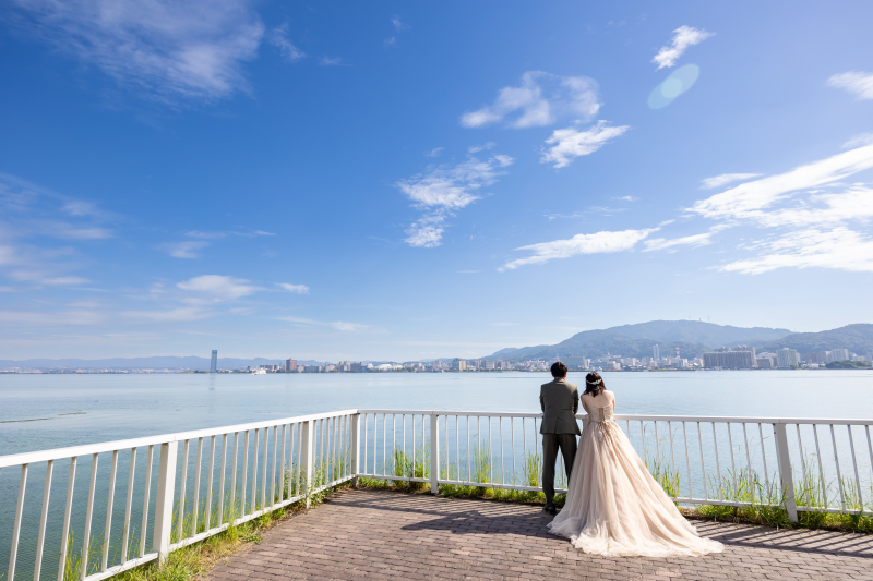 びわ湖と青空とカラードレス
