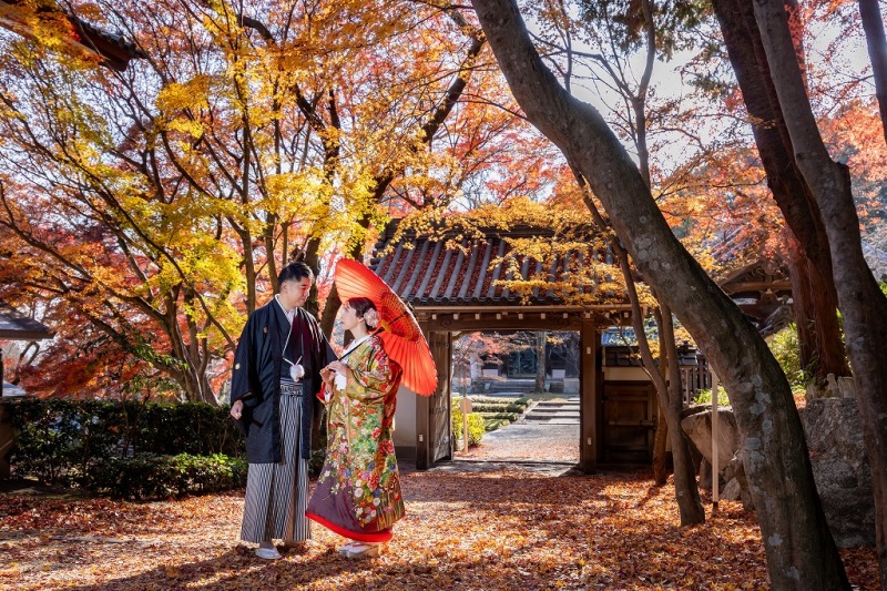 紅葉に包まれた二人の姿が絵になります