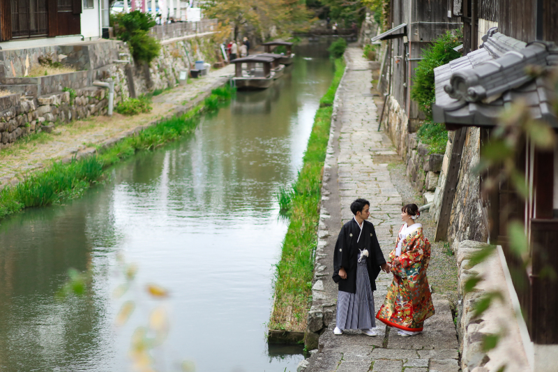 白無垢から色打掛に羽織替えです
