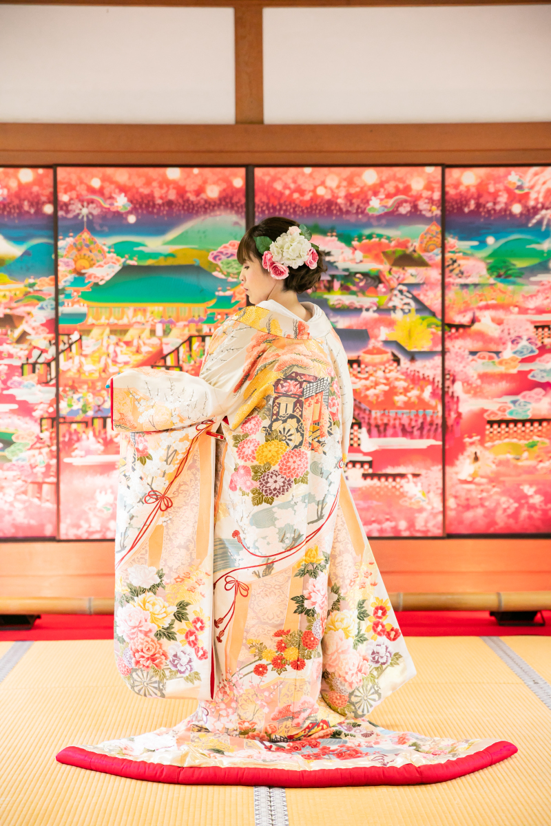 だるま商店の襖絵の前でショットです