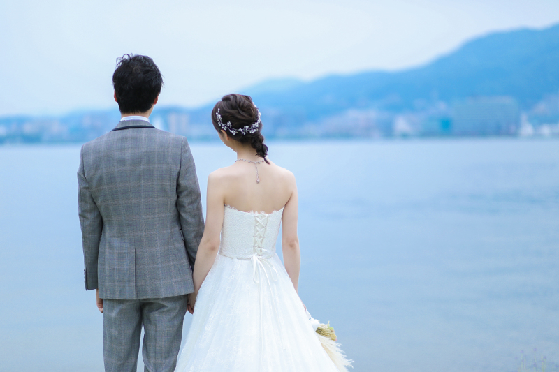 琵琶湖を背景に春の風を感じながら