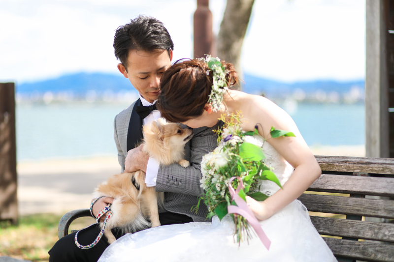 ペットとの微笑ましい心温まるショットです