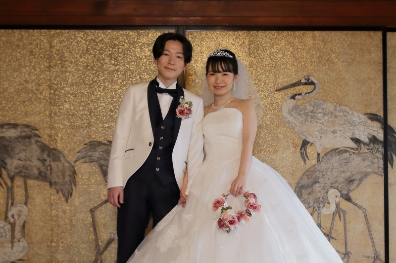 和柄の襖絵の前で撮影です