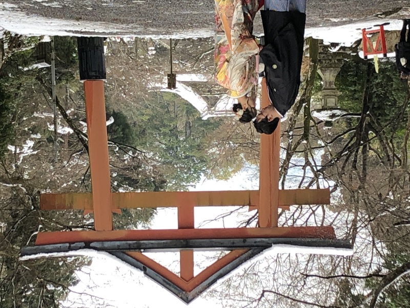 日吉大社の入口にそびえ立つ鳥居のまえでしっとりと