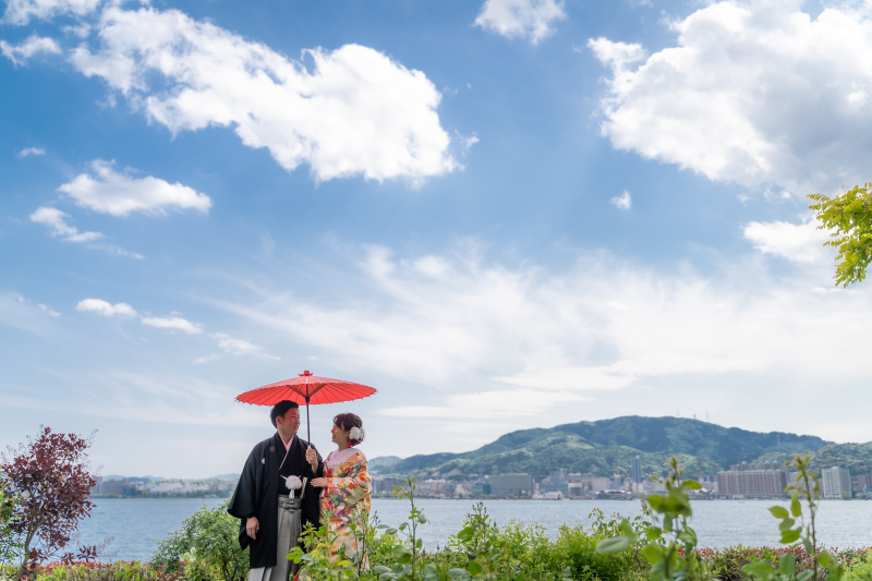 青空と琵琶湖をバックに撮影いたしました