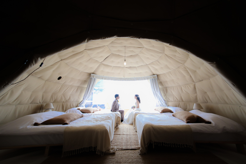 グランピングテントの中で優雅な時間