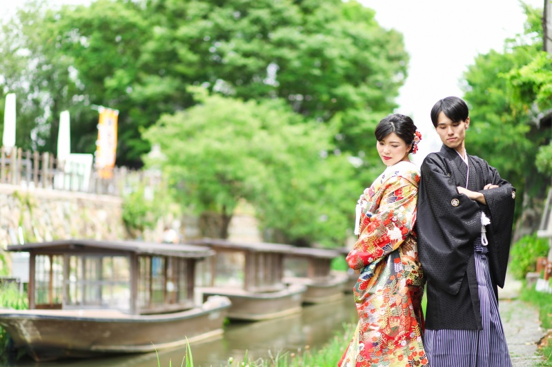 八幡堀のロケーションで和装姿のおふたり
