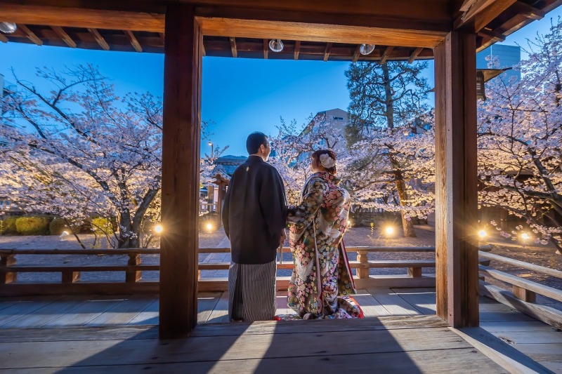 夕暮れ時の空が色づいて幻想的なシルエット