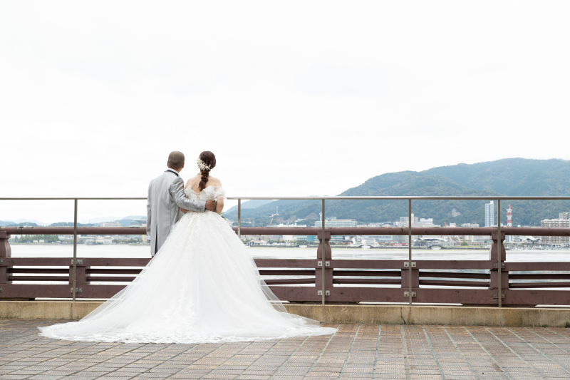 テラスから景色を眺められるバックシーンもグッド