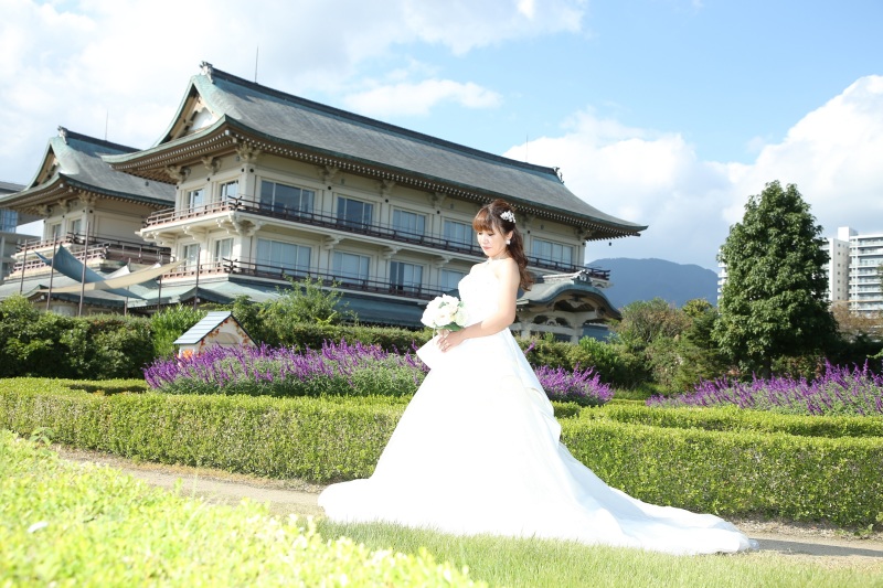 ブッドレアの花の前で