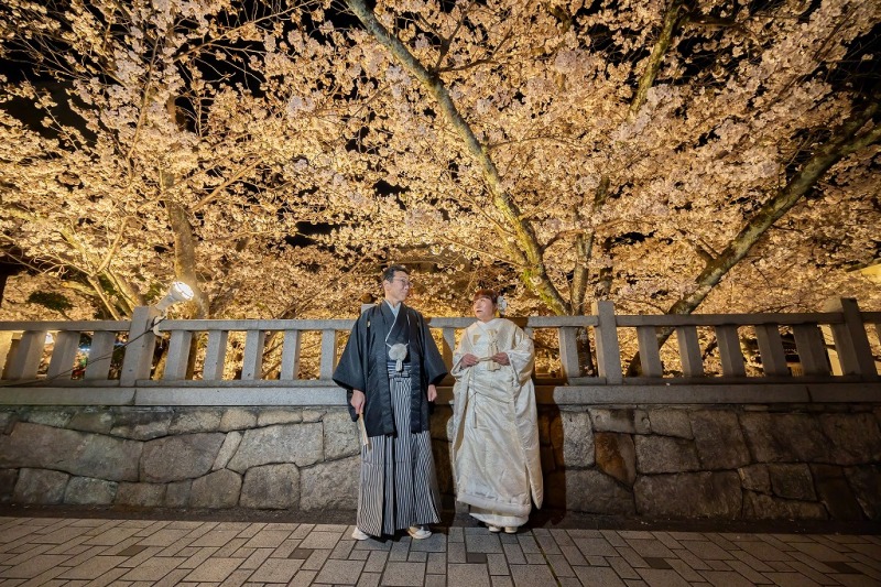ライトアップされた夜桜がお二人を包みます