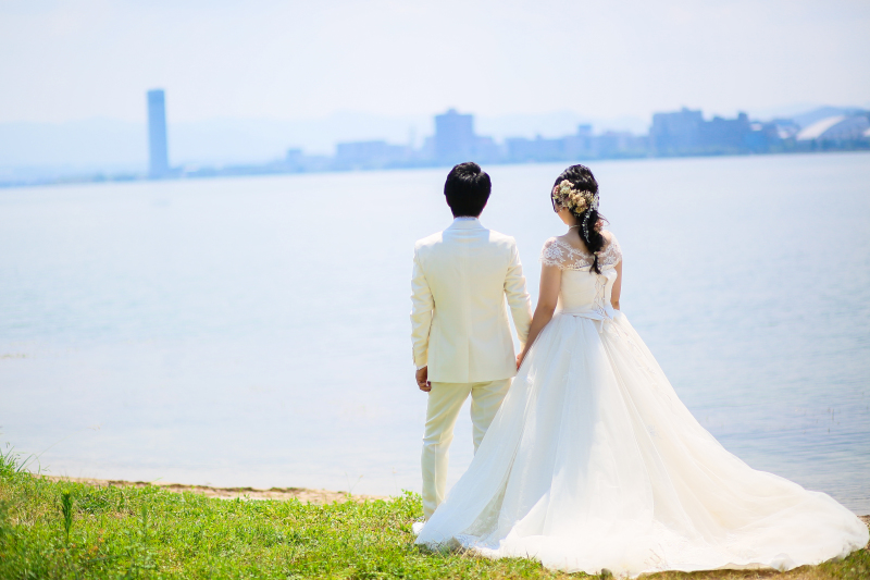 琵琶湖をバックに撮影です