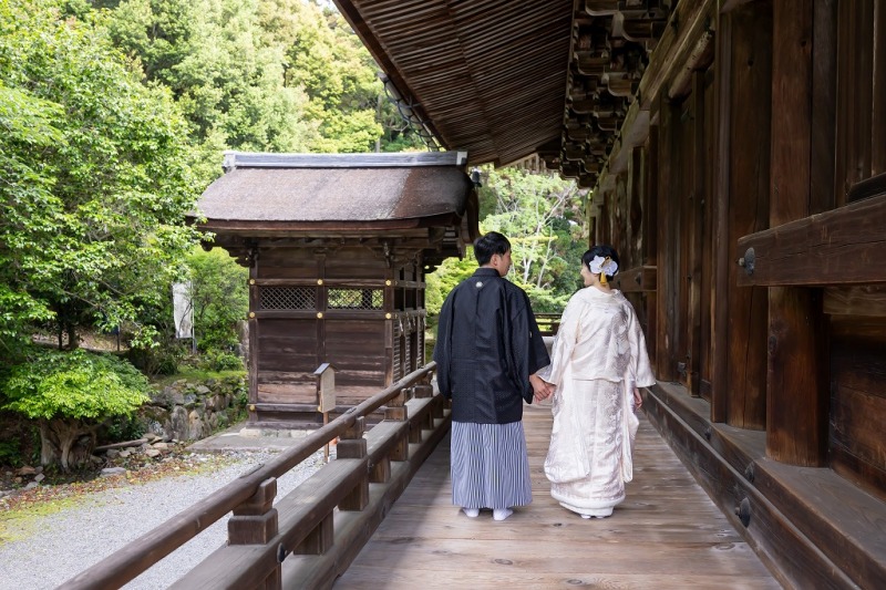 三井寺本堂の上で後ろ姿撮影