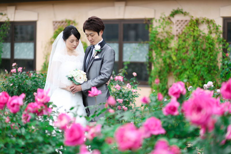 イングリッシュガーデンのバラに囲まれて