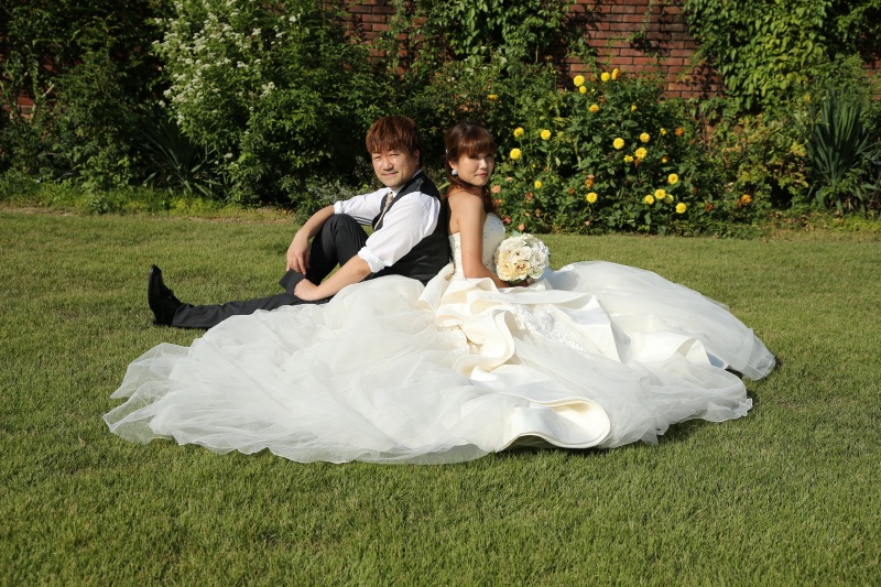 ガーデン内の芝生の上で