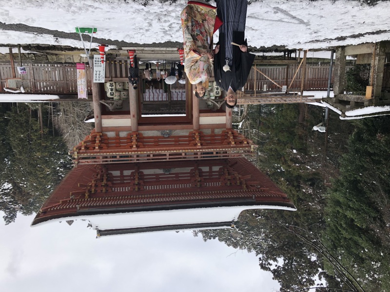 西本宮楼門前で撮影いたしました