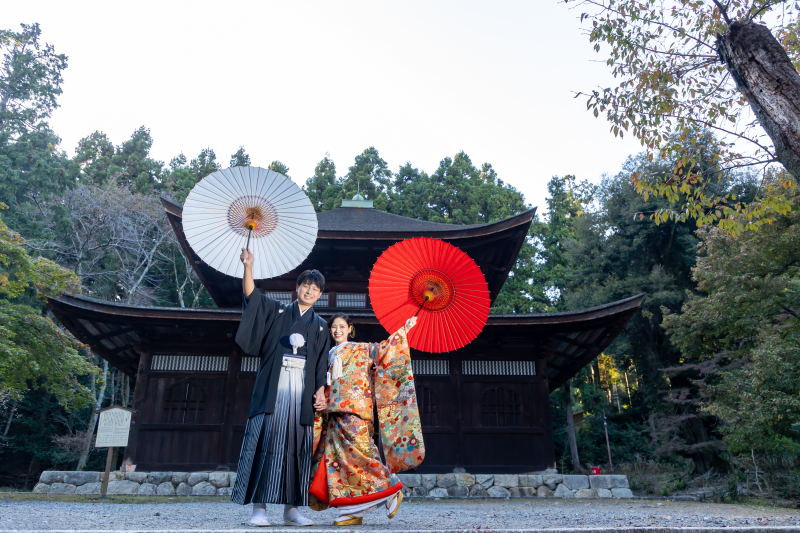 番傘を高だかとあげて元気よーく撮影