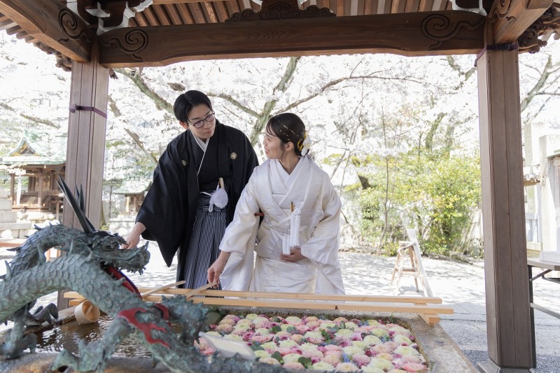 神社で手を清めて撮影です
