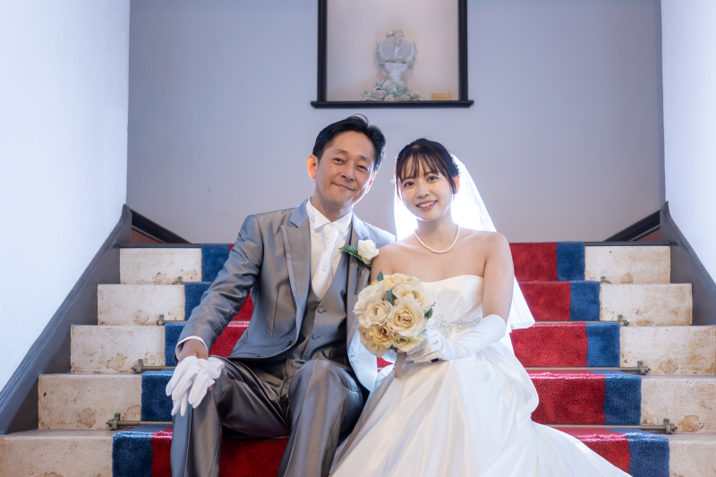 びわ湖大津館のロビーの階段で撮影