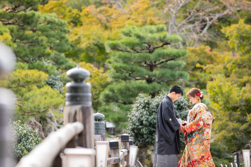 玄宮園内の中島につづく橋の上で