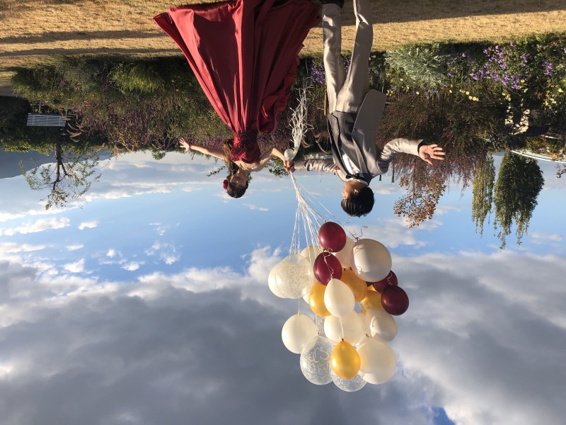 カラードレスの色に合わせた色のバルーンをもって…