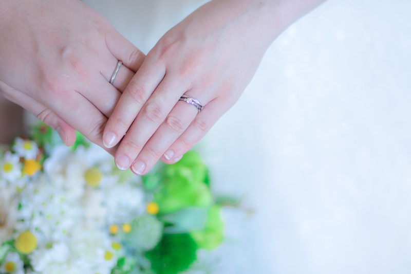 お二人　手と手を合わせて