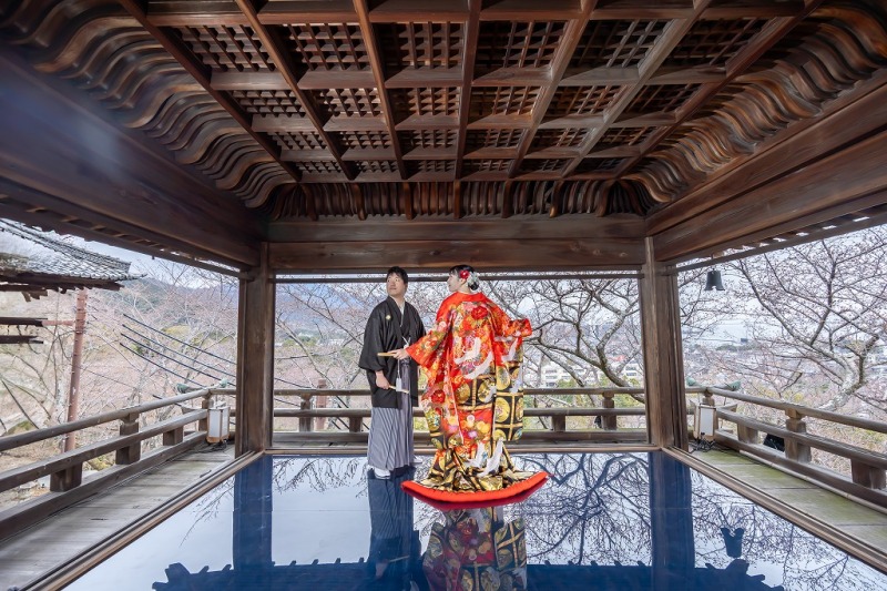 後ろ姿で大胆にポージング