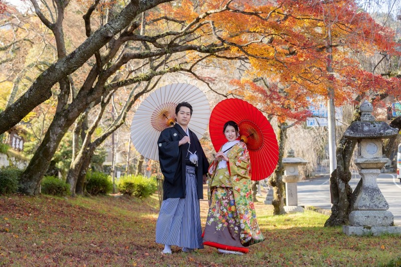迫力あるモミジの木と灯篭をバックに・・・