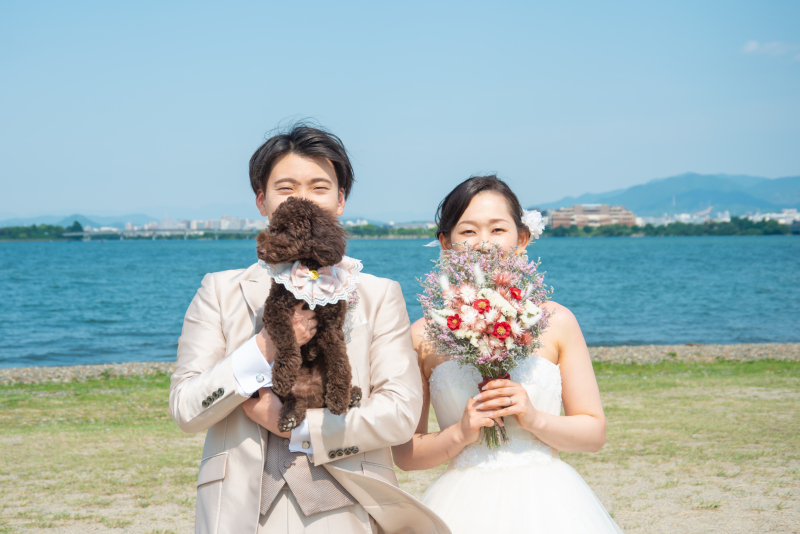 琵琶湖をバックに…ワンちゃーんポーズだよ~