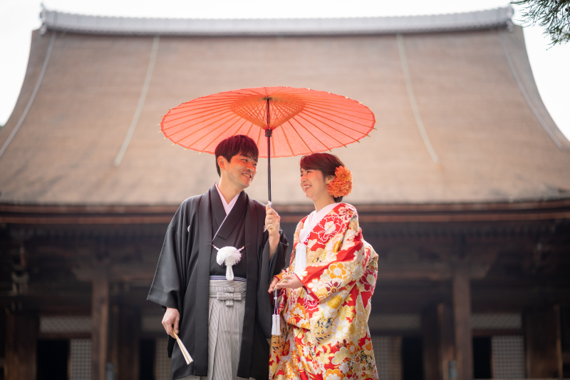 迫力の本堂を背にしっとりとした雰囲気のお二人です