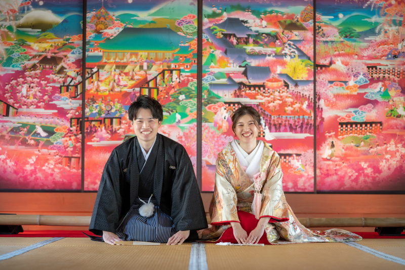 随心院メインの襖絵の前で