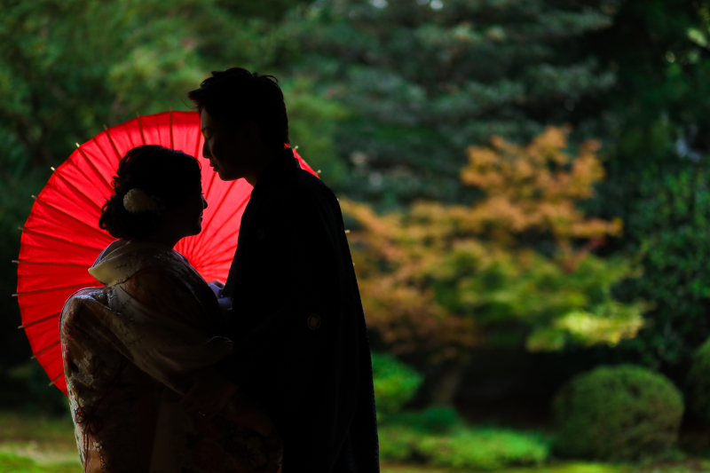 広大な庭でロマンチックに…