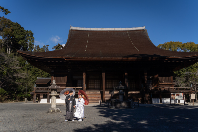 三井寺本堂をバックに撮影