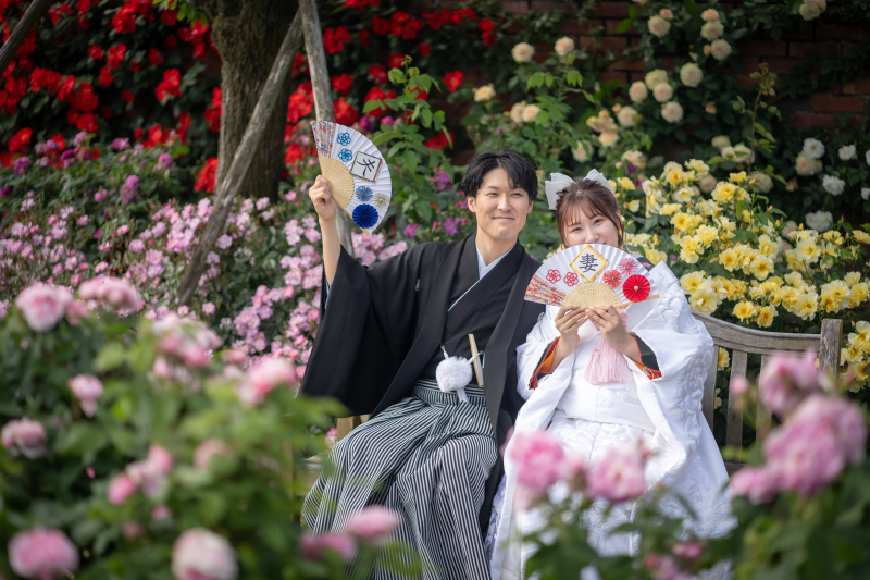 満開のバラに埋もれながらハイポーズ