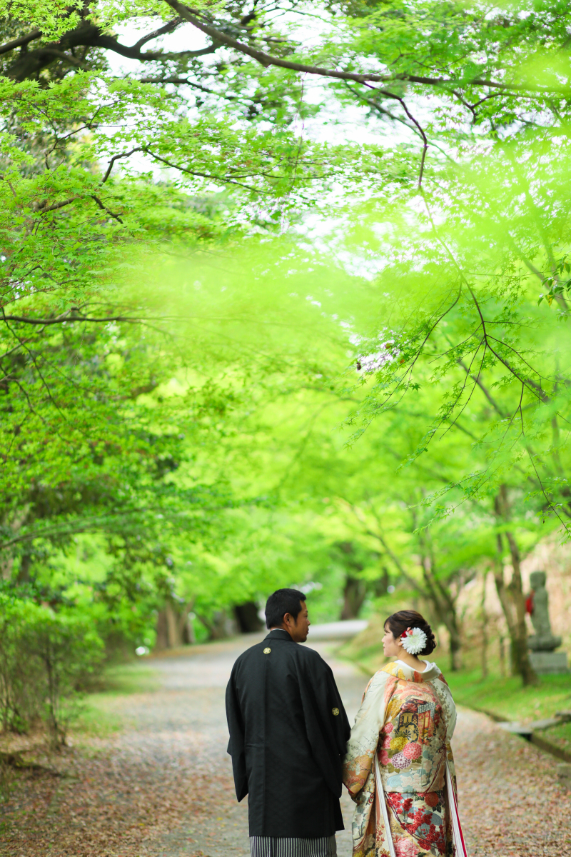 新緑のトンネルで仲むつまじく