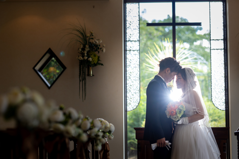 日差しに照らされたチャペル内の新郎新婦様