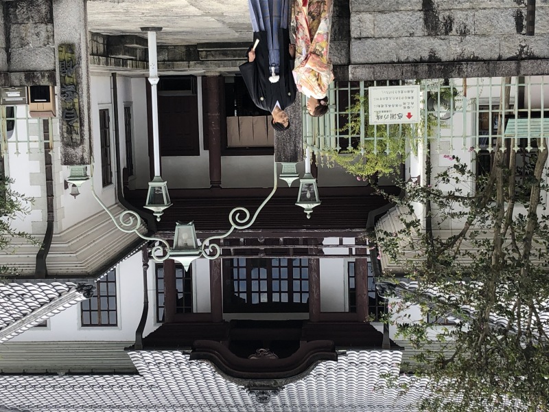 レトロなヴォーリズ建築白雲館の前で撮影