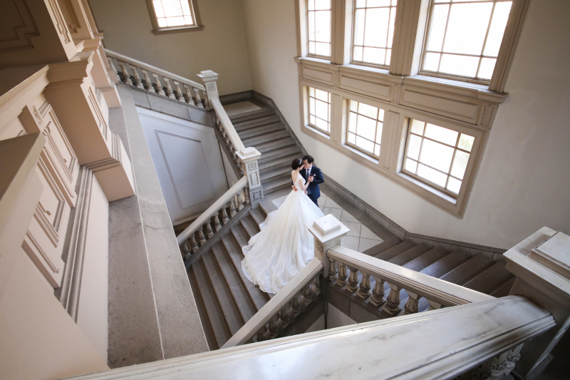 府庁のメイン階段で…