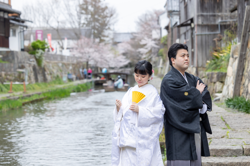 水面にむかう桜が絵になります