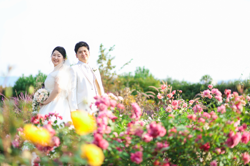 花々に囲まれてお二人トータルコーディネートです