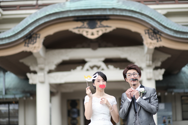びわ湖大津館のメイン玄関の前で楽しくハイポーズ