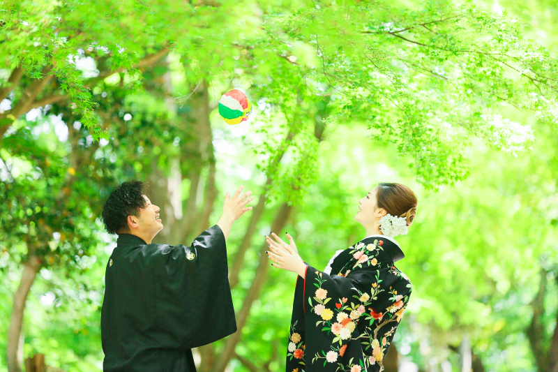 緑に輝いたもみじのトンネルの下で